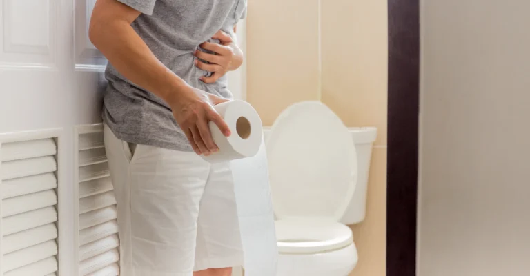 men-holding-toilet-roll-have-abdominal-pain